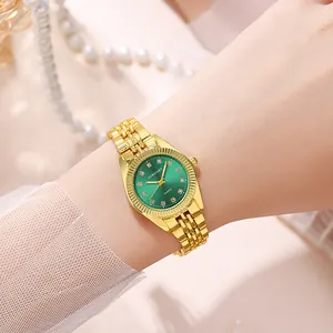 Dettaglio dell'orologio da donna dorato al quarzo con quadrante verde e ghiera zigrinata