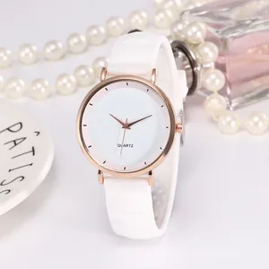 Montre à quartz minimaliste pour femme avec boîtier rose doré et bracelet blanc
