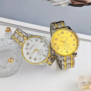Détail de montres bicolores pour hommes avec cadran tachymètre et bracelet en métal