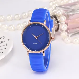 Gros plan détaillé du cadran bleu de montre quartz avec boîtier or rose et bracelet silicone