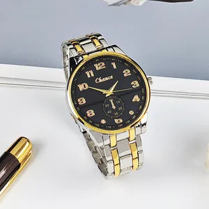 Vue détaillée d'une montre pour homme avec cadran noir et bracelet en métal bicolore