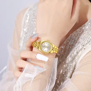 Dettaglio di un orologio al quarzo dorato da donna con lunetta zigrinata e indici in diamante