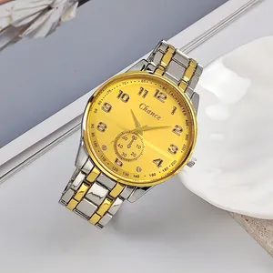 Montre à quartz pour hommes avec cadran doré et bracelet bicolore en acier inoxydable