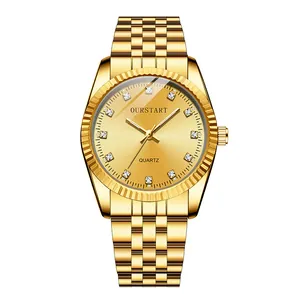 Dettaglio orologio al quarzo dorato con lunetta zigrinata e indici in strass di lusso