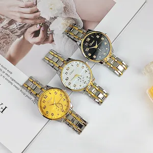 Trois montres pour hommes avec cadrans colorés et bracelets métalliques bicolores sur revues