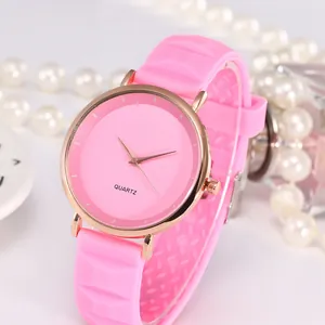 Gros plan sur la montre à quartz en silicone rose avec boîtier or rose et texture