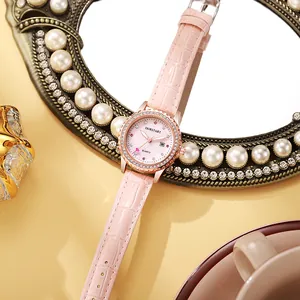 Détail d'une montre femme en or rose avec bracelet cuir rose et lunette sertie de diamants