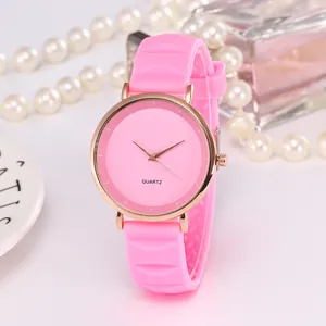 Détail d'une montre à quartz rose pour femme avec boîtier or rose et bracelet silicone