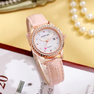 Détail d'une montre en or rose avec bracelet en cuir rose, lunette diamantée et trotteuse cœur
