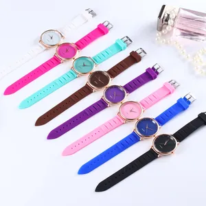 Différentes couleurs de montres à quartz avec bracelets silicone et cadrans épurés