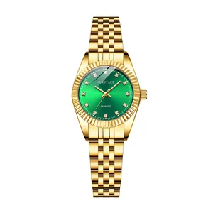 Dettaglio dell'orologio al quarzo dorato con quadrante verde soleil e indici in strass