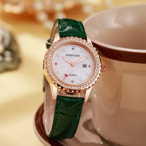 Détail du cadran en nacre avec index en cristal et bracelet en cuir vert de montre