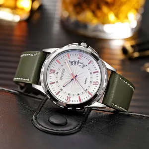 Macro d'une montre quartz pour homme avec cadran étoilé et bracelet en cuir vert