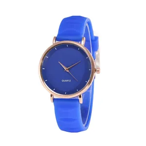 Montre à quartz minimaliste pour femme avec bracelet bleu et boîtier en or rose