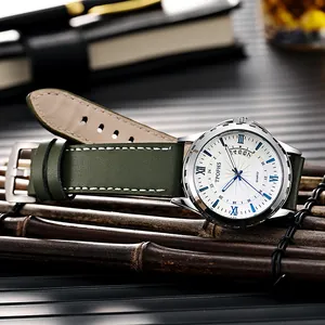 Détail d'une montre à quartz pour homme avec cadran blanc et bracelet en cuir vert