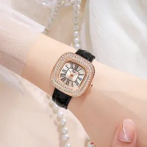 Détail de la montre Tadi à quartz avec boîtier strass or rose et bracelet cuir noir