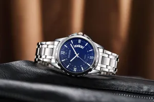 Détail du cadran bleu avec fenêtre de date et bracelet en acier sur support en cuir