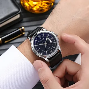 Gros plan d'une montre à quartz pour homme avec cadran bleu et boîtier argenté au poignet