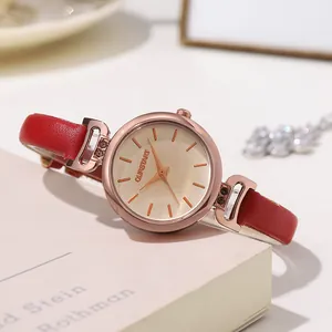 Dettaglio dell'orologio con cinturino in pelle rossa, cassa oro rosa e accenti di diamanti