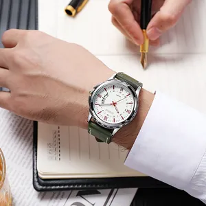 Gros plan d'une montre à quartz avec bracelet en cuir vert et boîtier en métal argenté