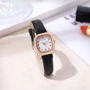 Detailansicht der eleganten quadratischen Roségold-Uhr mit schwarzem Lederarmband