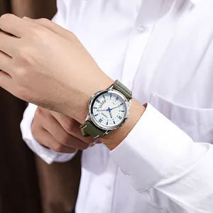 Gros plan détaillé d'une montre à quartz pour homme avec cadran blanc et cuir vert