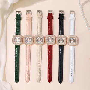 Vue à plat de six montres carrées avec strass, bracelets en cuir colorés et chiffres romains