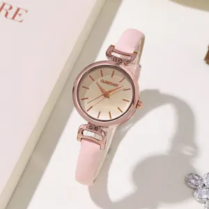Dettaglio del cinturino in pelle rosa e orologio al quarzo dorato con quadrante champagne