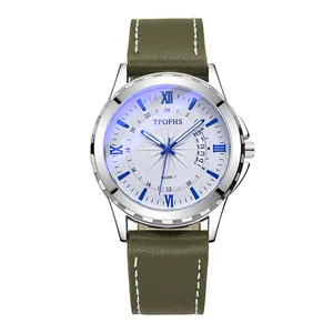 Vue détaillée du bracelet en cuir vert olive et du boîtier argenté avec cadran blanc
