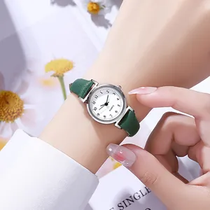 Elegante reloj de cuarzo para mujer con correa de cuero verde oscuro y esfera plateada