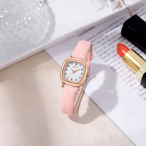 Quarzuhr mit rosa Lederarmband und quadratischem Roségoldgehäuse auf Lifestyle-Hintergrund