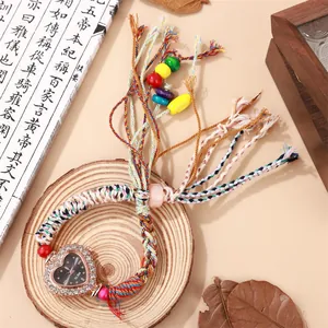 Boho-Damenuhr in Herzform mit funkelnden Strasssteinen und buntem Perlen-Kordelarmband