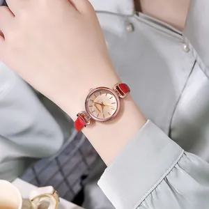 Dettaglio dell'orologio minimalista in oro rosa con quadrante champagne e cinturino
