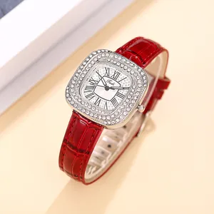 Détail de montre quartz carrée argentée avec doubles strass et bracelet en cuir rouge