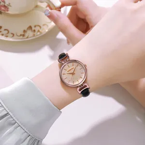 Dettaglio dell'orologio elegante in oro rosa con quadrante champagne e cinturino nero