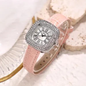Détail du bracelet en cuir rose et lunette en cristal d'une montre à quartz carrée