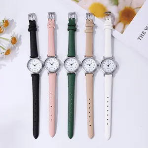 Cinco relojes de cuarzo con correa fina de cuero en negro rosa verde beige y blanco