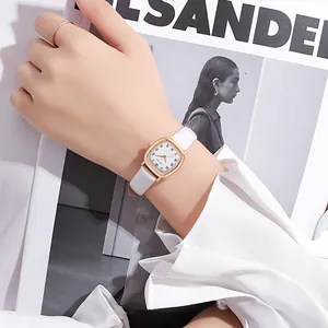 Nahaufnahme der minimalistischen roségoldenen quadratischen Uhr mit weißem Lederarmband