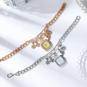 Montre bracelet à quartz pour femme avec gravure LOVE et pendentifs fleuris