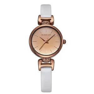 Dettaglio del quadrante dell'orologio in oro rosa con trama spazzolata e cristalli