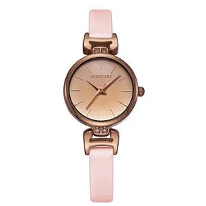 Dettaglio del cinturino in pelle rosa e cassa oro rosa con cristalli sulle anse