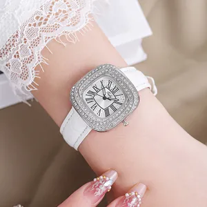 Gros plan d'une montre carrée élégante avec strass brillants et bracelet en cuir blanc