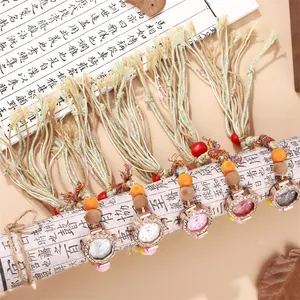 Fünfteiliges Set Herz-Quarzuhren mit bunten Perlen- und Quastenarmbändern