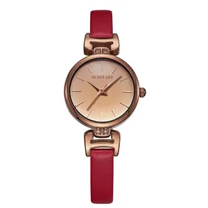 Dettaglio del cinturino in pelle rossa e cassa in oro rosa con cristalli e quadrante soleil