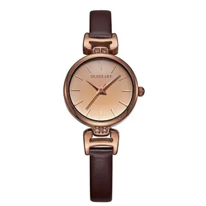 Dettaglio del quadrante orologio oro rosa con motivo sunburst e accenti di cristallo