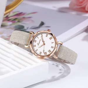 Elegant minimalistisch dameshorloge met Romeinse cijfers en beige band op witte standaard