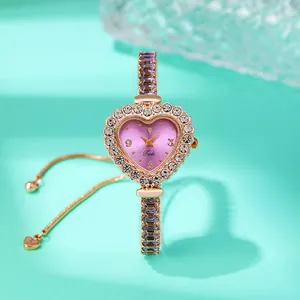 Orologio cuore elegante in oro rosa con quadrante viola e castone di strass su fondo verde