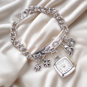 Vue détaillée de la montre bracelet à breloques argentée avec plaque LOVE et cœurs