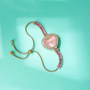 Dettaglio dell'orologio rosa a forma di cuore con lunetta di strass e cinturino gemma