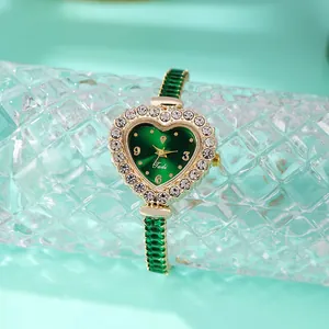 Vista macro dell'orologio al quarzo a forma di cuore con quadrante verde e strass